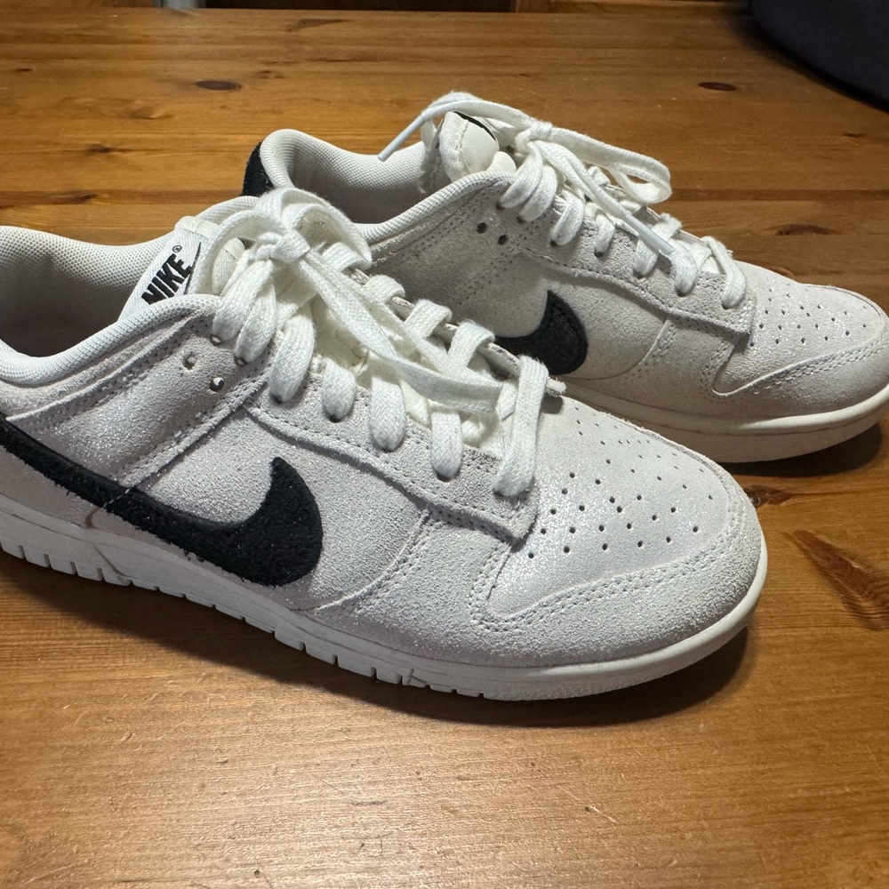 Nike White and Black Sneakers with Classic Low-Top Design Women’s 7.5-8.0 kids 7